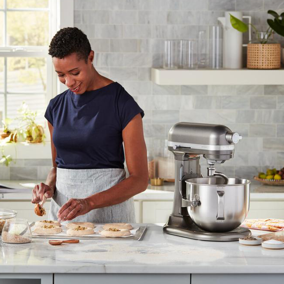 عجانة KitchenAid Artisan 6.6L Medallion Silver أثناء الاستخدام